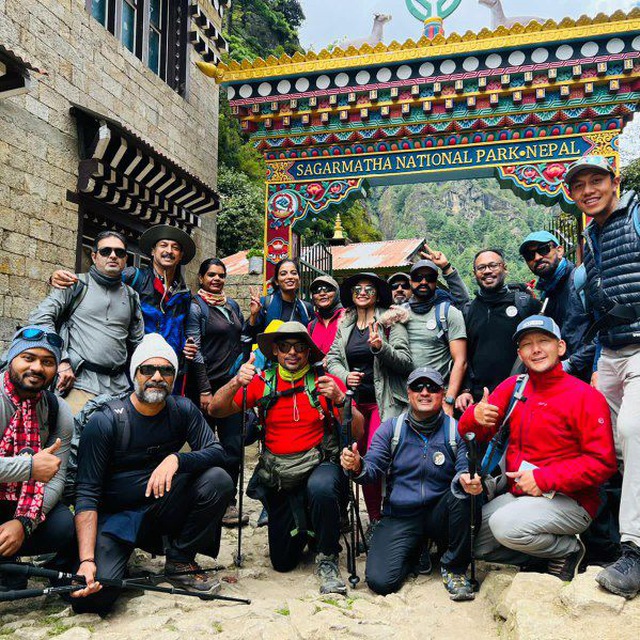 Everest base camp trek in group